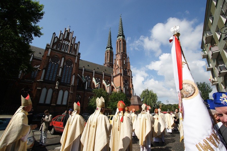 Abp Henryk Hoser SAC, którego ingres do praskiej katedry odbył się 28 czerwca 2008 r., jest trzecim ordynariuszem diecezji