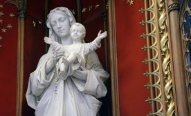 Figura Matki Bożej z Dzięciątkiem i różańcem w ręku w ołtarzu głównym radomskiej katedry