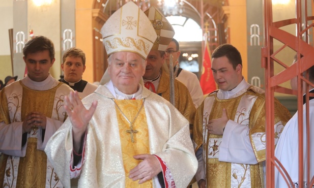 Słowo pozdrowienia do zgromadzonych w katedrze skierował biskup senior Tadeusz Rakoczy