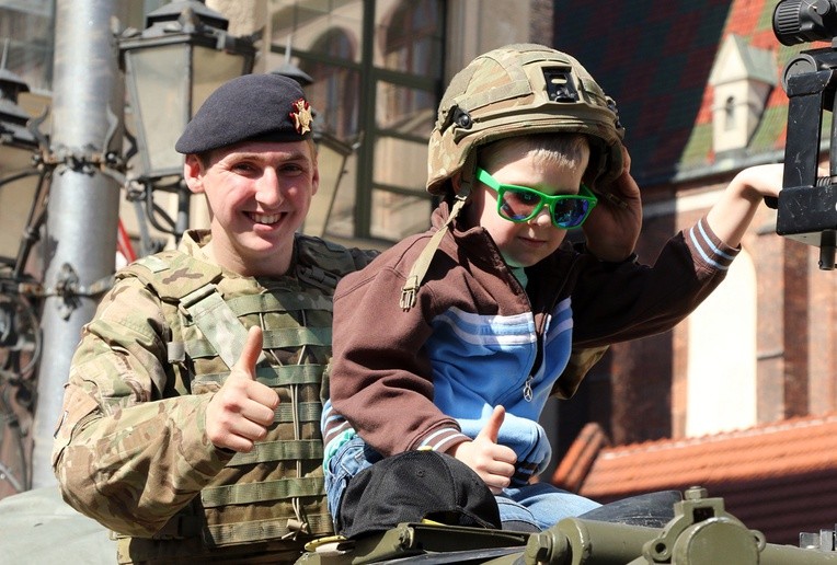 Żołnierze amerykańscy i brytyjscy we Wrocławiu - wojskowy piknik