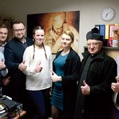 – Jest dobrze, a będzie lepiej – zapewniają liderzy Strefy JP2.  Od lewej: Emil Szyszka, Marek Staniek, Przemysław Duda, Maria Kloch, Sylwia Głogowska, ks. Adam Radzimirski i Damian Czyżewski.