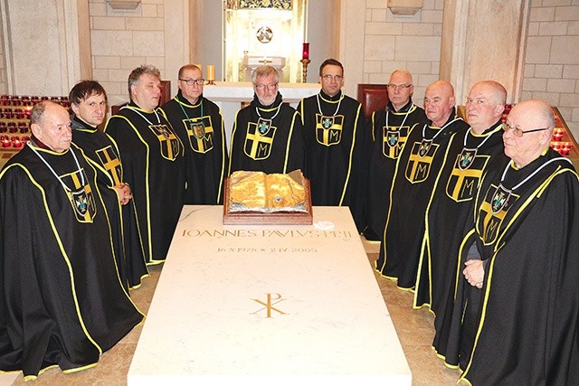 ◄	Kaplica Kapłańska w sanktuarium św. Jana Pawła II w Krakowie  jest dla członków zakonu miejscem szczególnym.