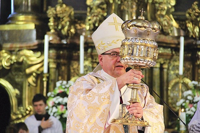 ▲	Na zakończenie Eucharystii biskup Jacek udzielił zebranym błogosławieństwa relikwiami patronki Śląska św. Jadwigi.