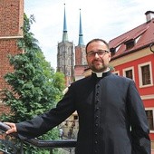 ▲	Ks. Rafał Cyfka pochodzi z archidiecezji wrocławskiej  i pracuje dla Stowarzyszenia Papieskiego „Pomoc Kościołowi w Potrzebie”.