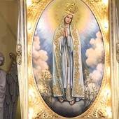 ▲	Śląska Fatima. Korony papieskie na wizerunek Maryi 13 czerwca 2004 r.  nałożył abp Józef Kowalczyk, ówczesny nuncjusz apostolski.