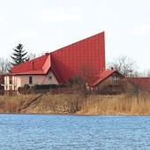 ▲	Kościół  pw. św. Maksymiliana Kolbego w Kępkach. Widok od strony rzeki Nogat.