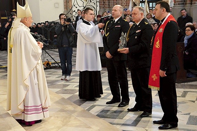▲	Strażacy podarowali diecezji figurę św. Floriana.