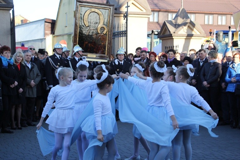 Dziewczęta tańczą przed wizerunkiem Matki Bożej Częstochowskiej