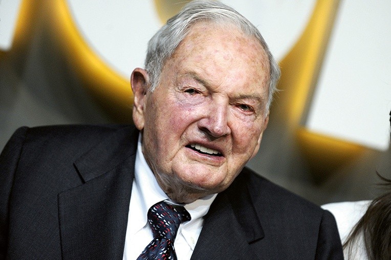 David Rockefeller był ostatnim żyjącym wnukiem słynnego Johna D. Rockefellera, uznawanego za najbogatszego człowieka w historii.