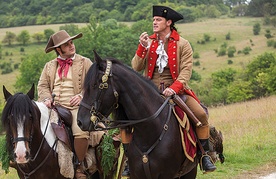 Le Fou (Josh Gad) zapatrzony w Gastona (Luke Evans) jak w obraz, nieustannie przymila się, a właściwie podrywa swojego szefa.