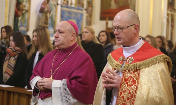 Jako pierwi obraz i relikwie uczcili: bp Piotr Greger i ks. Marek Głuch SDB