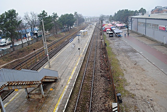 Na torach obok przystanku Stalowa Wola Centrum położył się 23-latek.