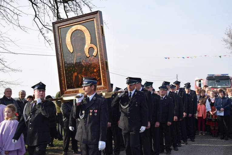 Ikonę jasnogórską jako pierwsi na swe ramiona wzięli strażacy