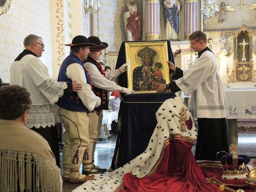 Górale i proboszczowie: emerytowany ks. Franciszek Warzecha i obecny ks. Ryszard Grabczyk umieszczają obraz na tronie