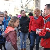 Piotr Firlej z uczestnikami Korony Pogórza na wiśnickim zamku