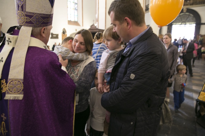 Kardynał Nycz pobłogosławił wszystkie dzieci