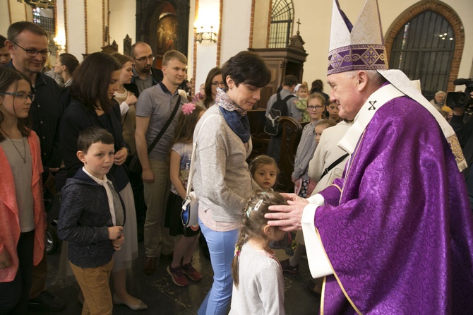 Kardynał Nycz pobłogosławił wszystkie dzieci