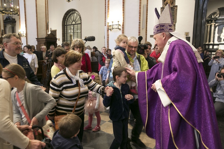 Kardynał Nycz pobłogosławił wszystkie dzieci