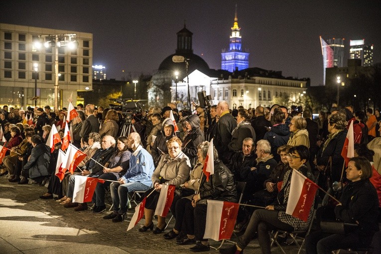 Kilkuset warszawiaków przy Papieskim Krzyżu