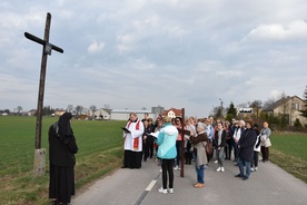 Młodsi i starsi nieśli krzyż z przasnskiej fary do sanktuarium św. Stanisława Kostki