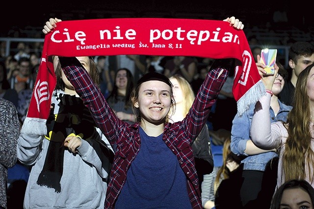 Młodzież na stadionie przekonywała, że teraz będzie pokazywać rówieśnikom piękno wiary.