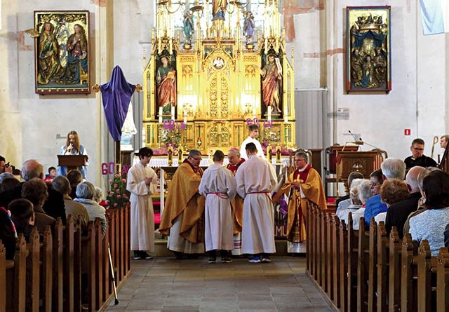 ▲	Uroczystą Eucharystię odprawił w malborskim kościele  św. Jana Chrzciciela biskup elbląski Jacek Jezierski. W nabożeństwie uczestniczyli parafianie, grupy parafialne, a także władze miasta.