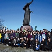◄	Uczniowie z SLO nr 1  w Opocznie przy pomniku św. Jana Pawła II.