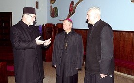 ▲	O możliwości sprawowania nabożeństw w rycie unickim rozmawiają (od lewej): bp Włodzimierz Juszczak, bp Henryk Tomasik i ks. Grzegorz Senderski, proboszcz parafii pw. św. Kazimierza.