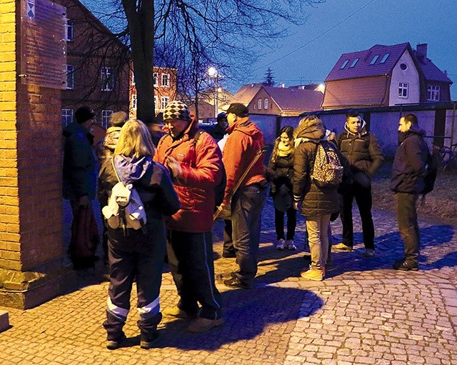 Już po Mszy Świętej. W oczekiwaniu na zmrok. Nocna Droga Krzyżowa wyrusza, kiedy jest naprawdę ciemno.