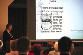 ▲	Na spotkaniu przybliżono postać patronki Śląska z okazji 750. rocznicy jej kanonizacji. Prelegenci oparli się  przy tym m.in. na średniowiecznych kodeksach.