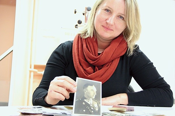 Monika Chłopecka pokazuje zdjęcie swojego pradziadka mjr. Jana Strzesaka, rozstrzelanego w ZSRR. 