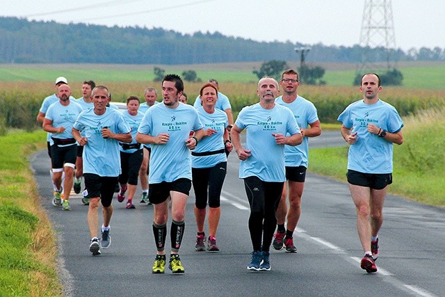 Biegacze będą zmieniać się co 10 km. Na zdjęciu: ubiegłoroczna sztafeta z Rokitna do Rzepina.