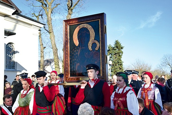 Delegacja RZPiT „Sanniki” niesie na ramionach wizerunek Maryi.