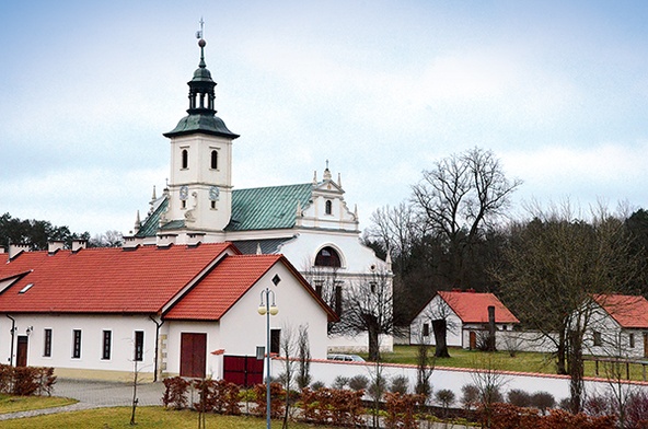 Widok na pokamedulski kościół i zabudowania klasztorne.