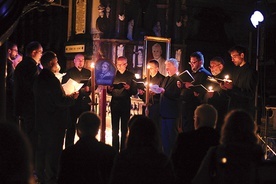 ▲	Schola Gregoriana Silesiensis wykonała program, na który złożyła się sarmacka ceremonia pogrzebowa.