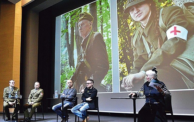 ▼	– Ten obraz zrobiliśmy dla ludzi, aby przywrócić pamięć o niezłomnych bohaterach. Pomogła nam w tym grupa strzelecka z Płońska – mówił reżyser Konrad Łęcki.