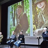 ▼	– Ten obraz zrobiliśmy dla ludzi, aby przywrócić pamięć o niezłomnych bohaterach. Pomogła nam w tym grupa strzelecka z Płońska – mówił reżyser Konrad Łęcki.