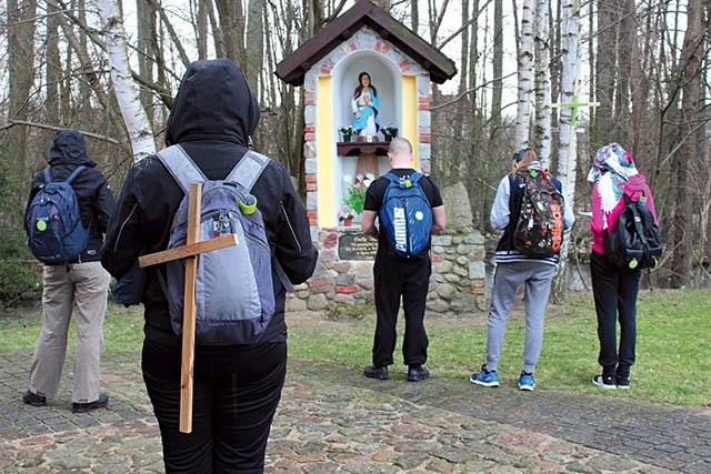 ▲	Pierwsza stacja, kapliczka tuż przy kościele pw. św. Stanisława w Waplewie, która upamiętnia pobyt w tym miejscu Karola Wojtyły.