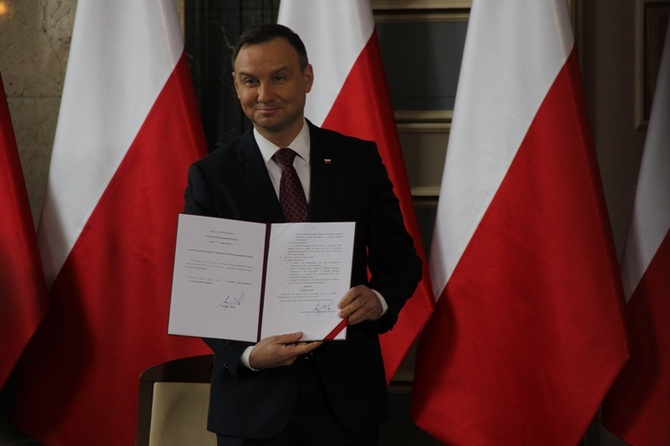 Andrzej Duda podpisuje ustawę metropolitalną 