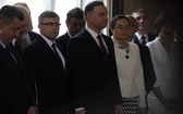 Andrzej Duda podpisuje ustawę metropolitalną 