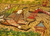 Fragment haftu ze średniowiecznego ornatu. Kielich w ręku anioła wskazuje na łączność między ofiarą ołtarza a ofiarą złożoną raz na zawsze na Golgocie.