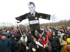 W demonstracji przeciwko korupcji w Petersburgu wzięło udział kilkanaście tysięcy młodych ludzi. Wielu przyniosło karykatury premiera z butami sportowymi, które stały się symbolem korupcji tej ekipy rządzącej.