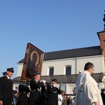 Ikona jasnogórska niesiona w procesji do świątyni w Oporowie