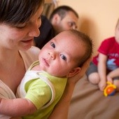 Więcej urodzeń, mniej na pomoc społeczną