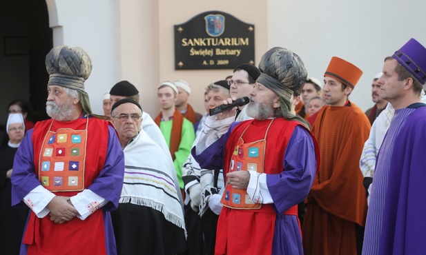 Misterium rozpoczęło sie na kościelnym dziedzińcu, przed sanktuarium św. Barbary...