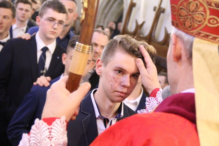 Bierzmowanie w bazylice św. Małgorzaty w Nowym Sączu cz. 1