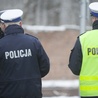 Policjanci zostawili bezdomnego w lesie. Mężczyzna zmarł.