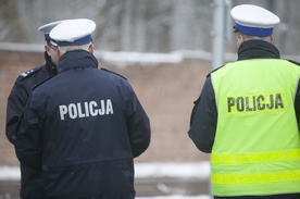 Policjanci zostawili bezdomnego w lesie. Mężczyzna zmarł.