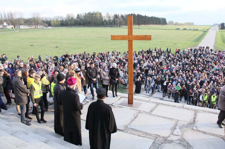 Droga Krzyżowa na Majdanku