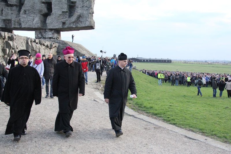 Droga Krzyżowa na Majdanku